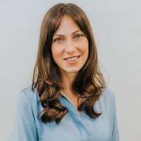 A profile picture of Indra Kubicek smiling to the camera